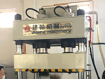 四柱液壓機(jī)是如何工作運(yùn)行的