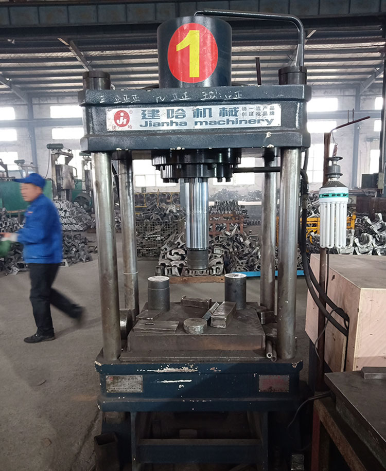 山東建哈100t四柱液壓機(jī)客戶(hù)現(xiàn)場(chǎng)