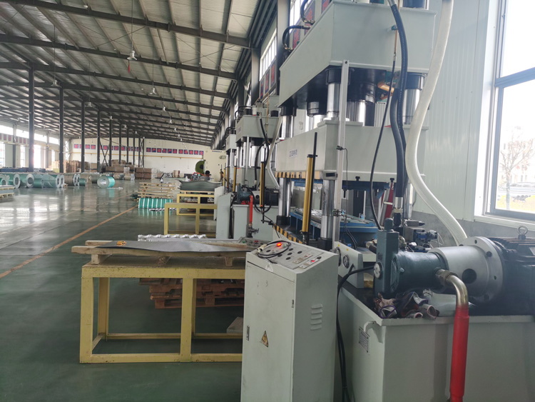 山東建哈寶發(fā)重工彩石瓦液壓機(jī)又叫彩石金屬瓦液壓機(jī)，金屬彩石瓦液壓機(jī)